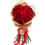 Букет из 35 роз алого цвета в крафт